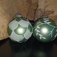 Glaskugler i støvet grøn med dekoration; par med to forksellige