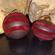 Røde glaskugler med velourmønster og læderstrop; par med 2 forskellige