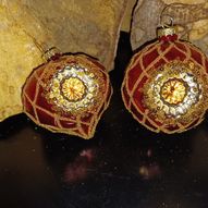 Røde glaskugler med refleks i guld og sølv; par med to forskellige