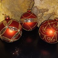 Røde glaskugle med guldmønster; sæt med tre forskellige